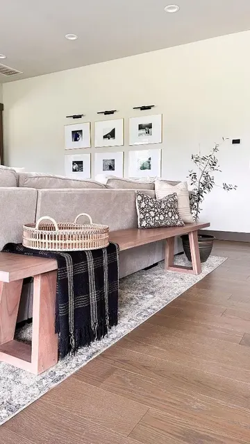 Sepet, yastık ve battaniyeli basit boyalı modern tezgah, modern çiftlik evi salonları için harika bir fikir.