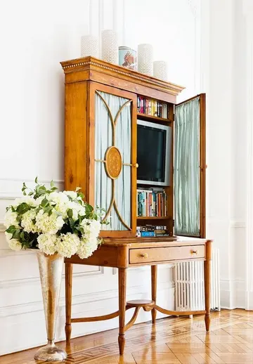 Şık bir vintage sekreter tarzı masa; TV ve kitaplarınız zarifçe gizlenir.