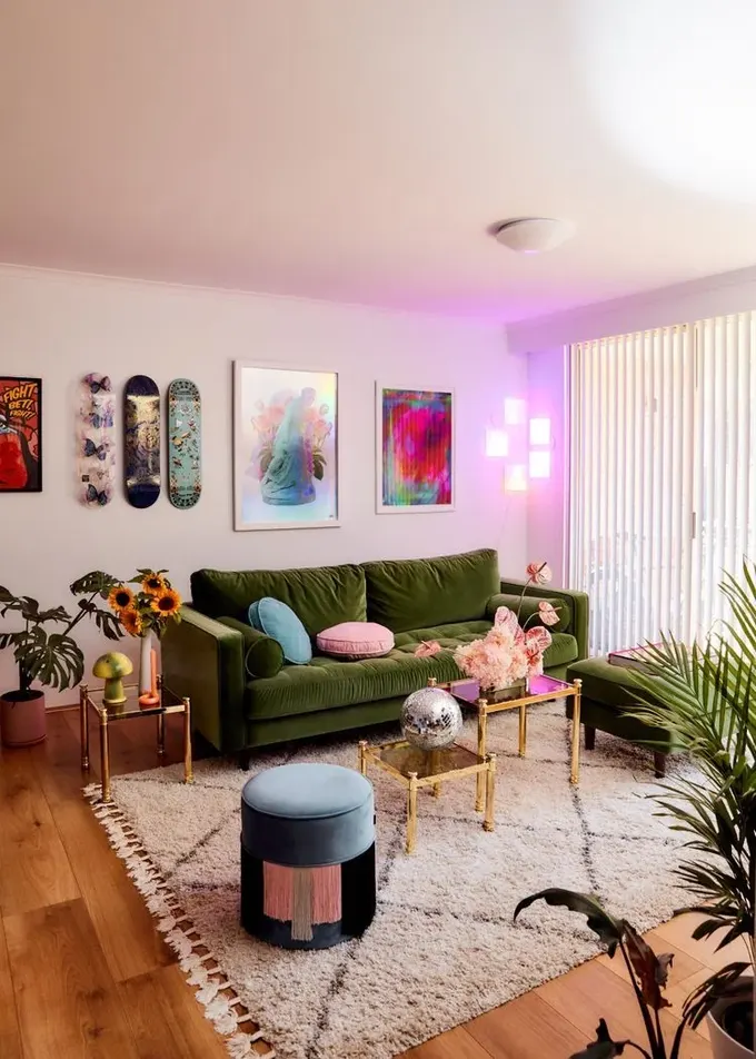 Neon ışıklar ve diskoduvar topları odada çağdaş glam bir hava yaratıyor.