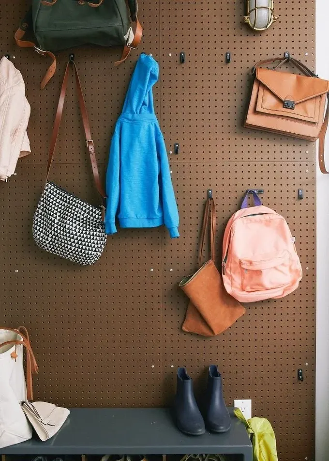 Pas rengi pegboard mekâna renk katıyor, rengini değiştirmek istediğinizde ise kolayca boyayabilirsiniz.
