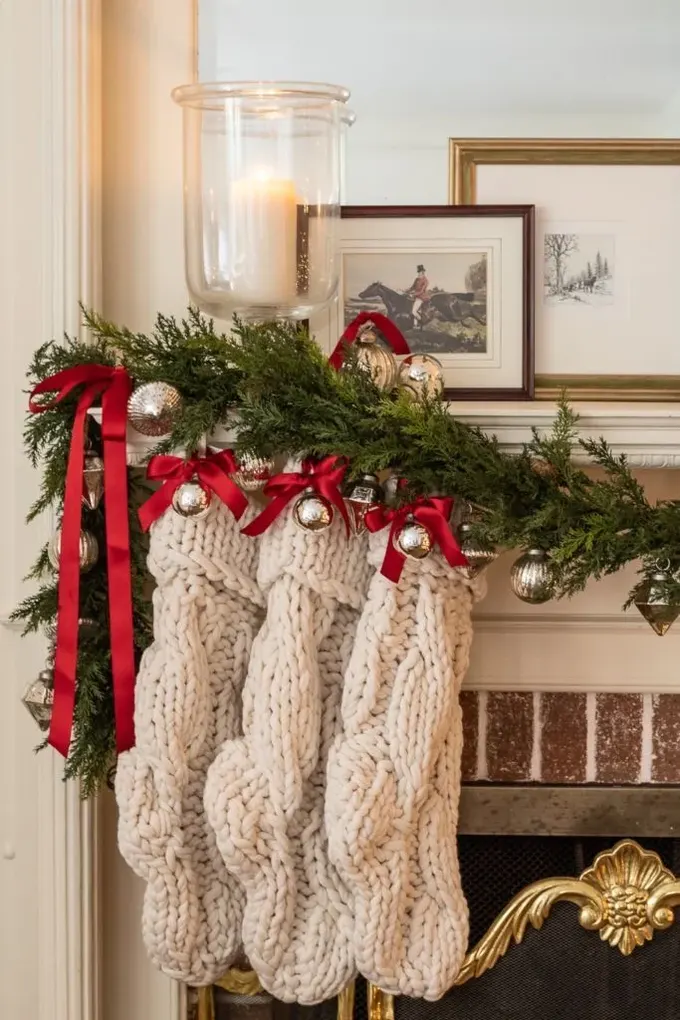 Yeşil bitkiler, kırmızı kurdeleler ve klasik örgü çoraplar Noel için ideal, modern metalik toplar ise şıklık ekliyor.