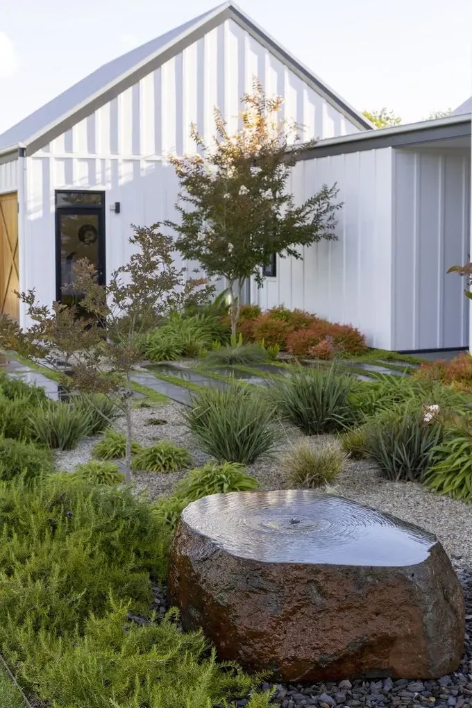 Daha yumuşak iklimde bir xeriscape böyle olabilir: yeşillikler ve otlar, bazı çalılıklar ve hoş görünüm için su öğesi.