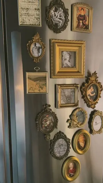 Bu buzdolabı, alandaki harika vintage bir dokunuş olan galeri duvarının arka planını oluşturuyor.