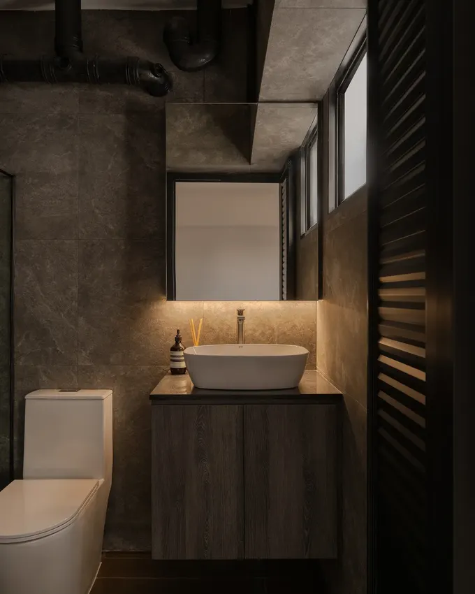 Şık, modern ve tamamen düzenli bu minimalist misafir tuvaleti temiz çizgiler üzerine kurulu. Mat siyah armatürler, beyaz duvarlarla güzel kontrast oluşturuyor, lavabo altı saklama ise her şeyi gizliyor.