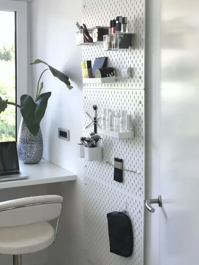 Ev ofisiniz aynı zamanda makyaj köşenizse, pegboard sadece kalem değil, makyaj malzemelerini de tutabilir.