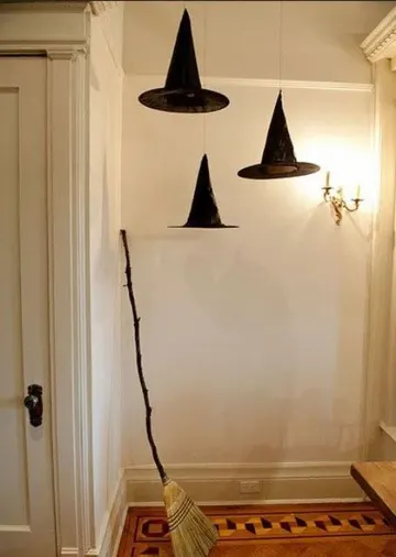 Asılı şapkalar ve bir süpürge, mekanınıza cadı esintisi katar, Cadılar Bayramı için harika.