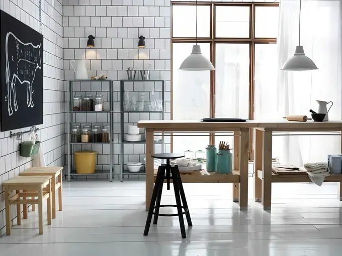 IKEA Hyllis rafları bardaklar, kavanozlar, bir kova ve porselenlerle düzenli depolama sunuyor.