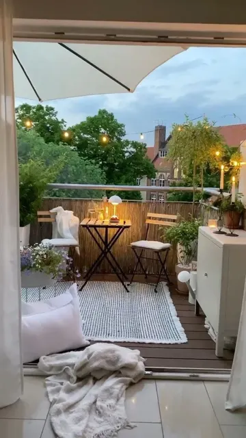 Nostaljik ampuller ve birkaç mum, mekanda hoş bir atmosfer yaratmaya yetiyor.