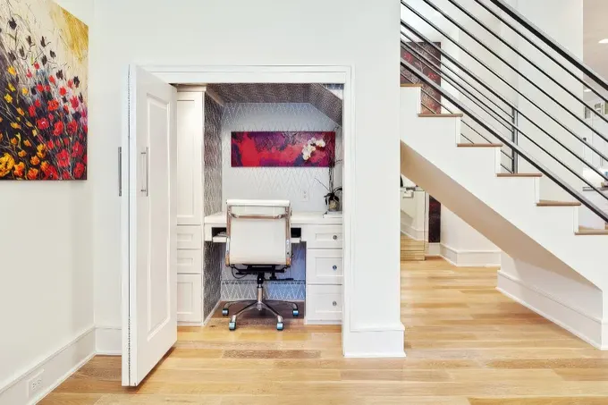Yürünebilir gardırop, kompakt bir çalışma alanı için akla gelen ilk yer. (Butterfield Custom Homes).