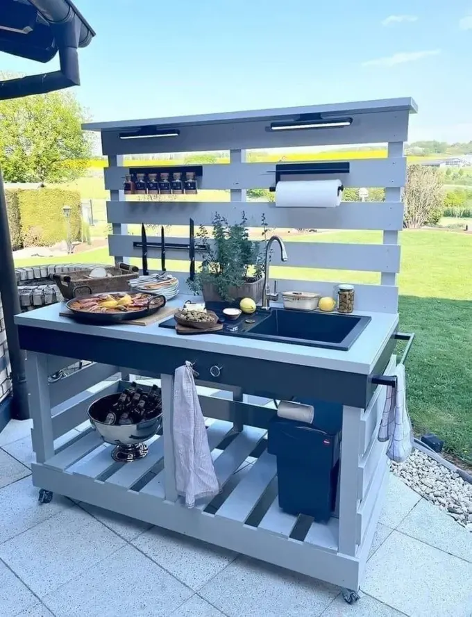 Küçük ama ihtiyacınız olan her şeyi içeren bu dış mekan mutfağı çok hoş: lavabo, ocak, baharatlar ve ışık. Paletlerden böyle bir şey yapmak akıl karı!