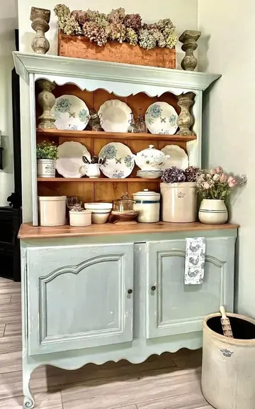 Böyle güzel bir kır evi parçası mekâna hemen çiftlik evi havası katıyor, vintage tabaklar ve bitkiler ekstra konfor sağlıyor.
