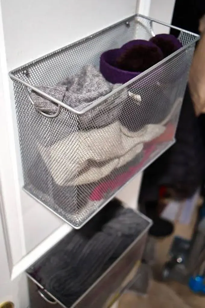 Gardırop kapılarına tel askılar takarak bere, eldiven ve atkıları düzenleyin.