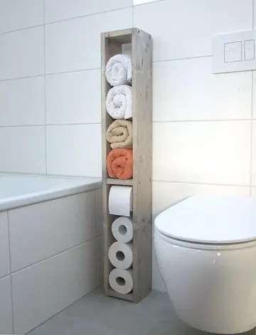 Beyaz yıkanmış bu basit parça kendin yap için uygun ve küçük banyolara iyi gider.