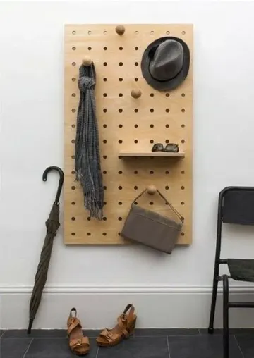 Küçük bir pegboard bile düzen için yeterli olabilir; kancalar ve raflar ekleyin, işte bu kadar.