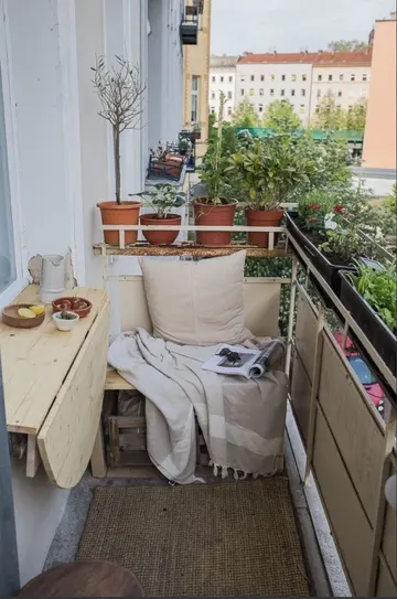 Bu masa, dış pencere pervazına monte edilmiş olup katlanabilir özellikte. Bitkiler ise korkuluğa tutturulmuş saksılarda yer alıyor.