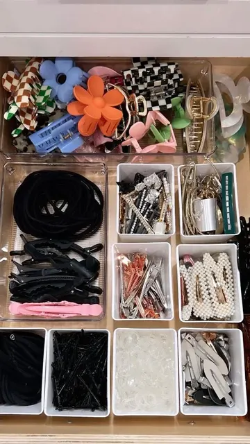 Saç aksesuarlarınızı çekmecede saklıyorsanız, her şeyi düzenli tutmak için plastik ve akrilik kutular alın.