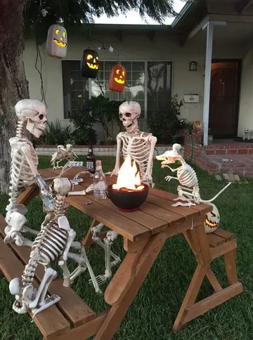 İskeletler ve iskelet köpeklerle yapılan açık hava mangal sahnesi, oyma kabaklarla beraber çok taze ve eğlenceli bir fikir.