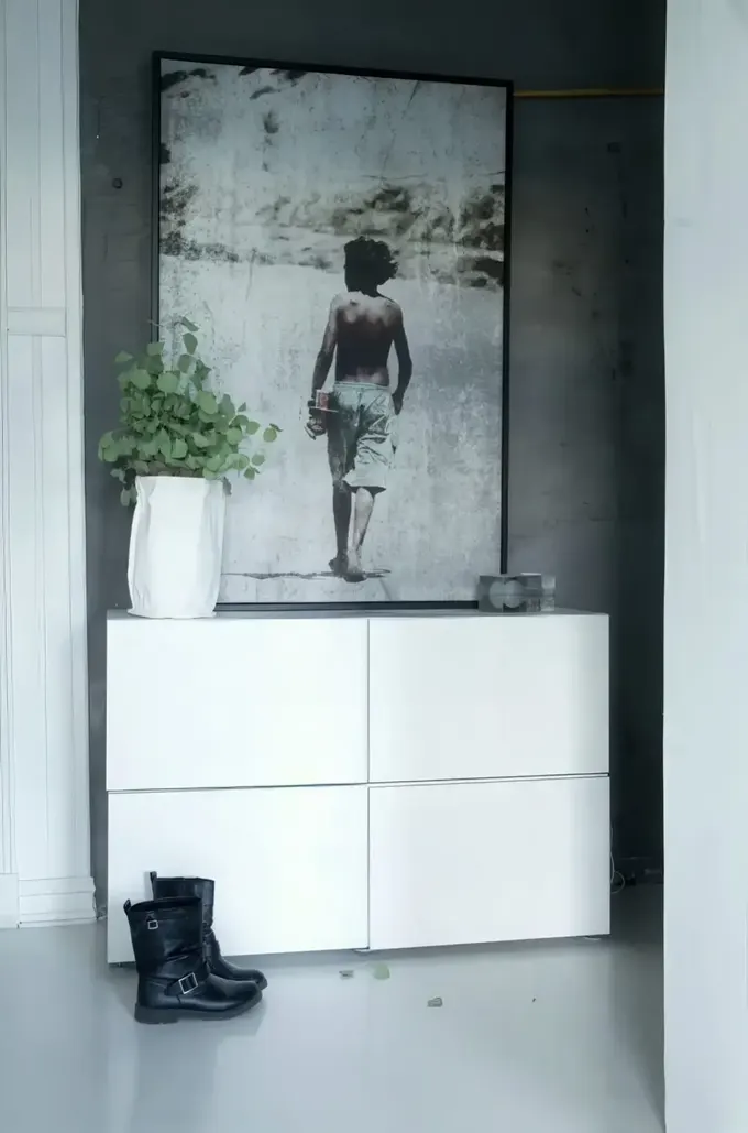 Koridorda sade bir IKEA Besta saklama ünitesi.