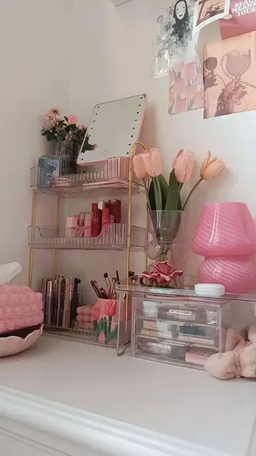 Kabartmalı camdan temiz bir basamaklı stand, makyaj ve üzerine yerleştirilen ayna için müthiş bir fikir.