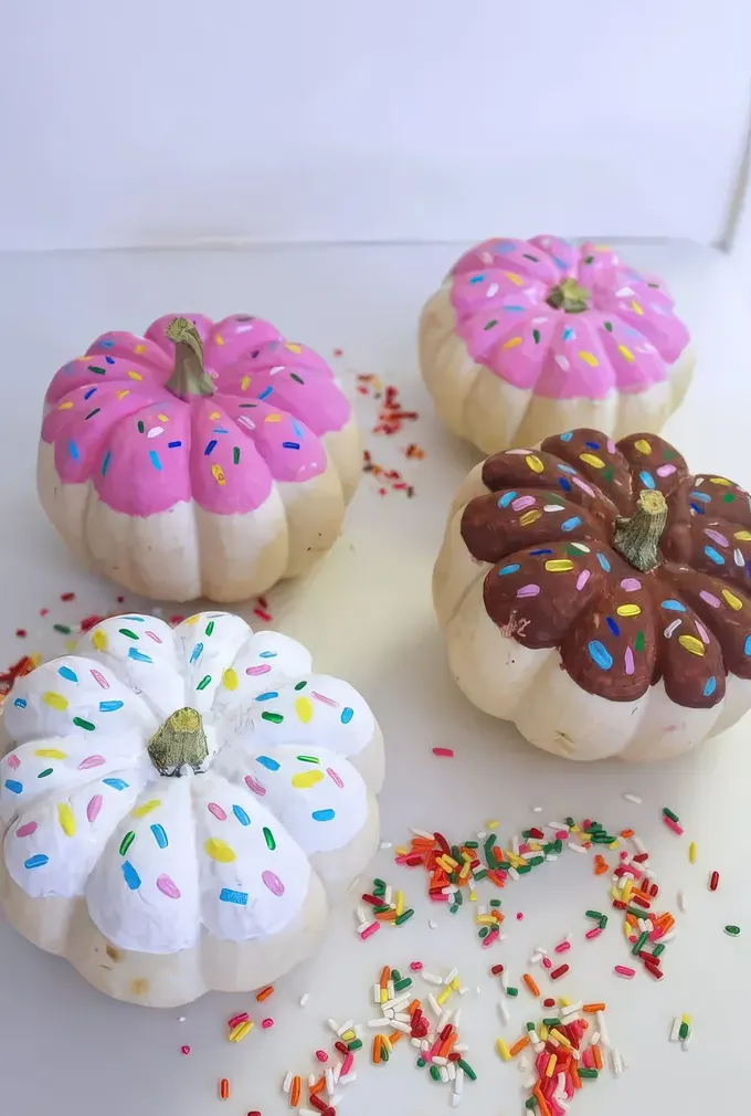 Renkli balkabakları, glazürlü ve renkli şekerlemeli donut gibi boyanmış, eğlenceli ve sıra dışı bir dokunuş katıyor.