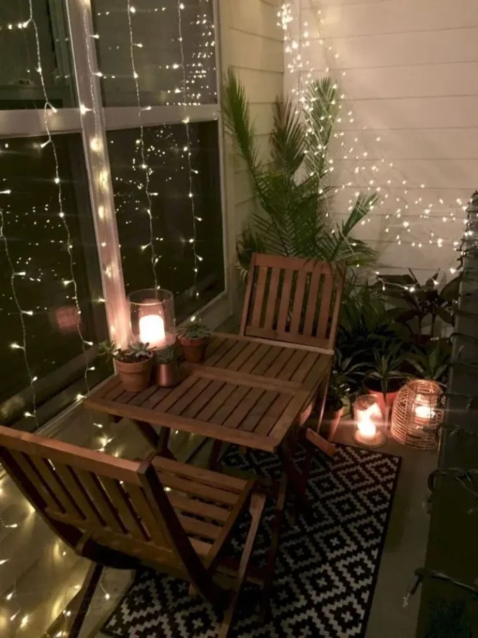 Işık dizileri en kolay uygulanan çözüm, pencere, duvarlar ve tavana asın, mumlar ekleyin, işte sıcak bir balkon hazır.