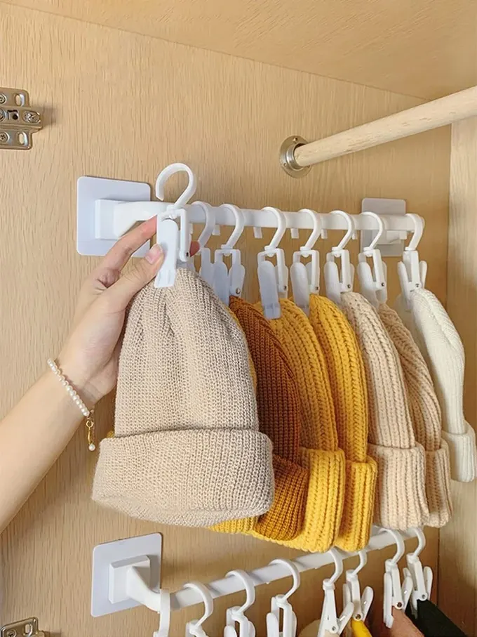 Bu askı, bere tutmak için plastik klipslerle yapılmış ve örgülere zarar vermez.