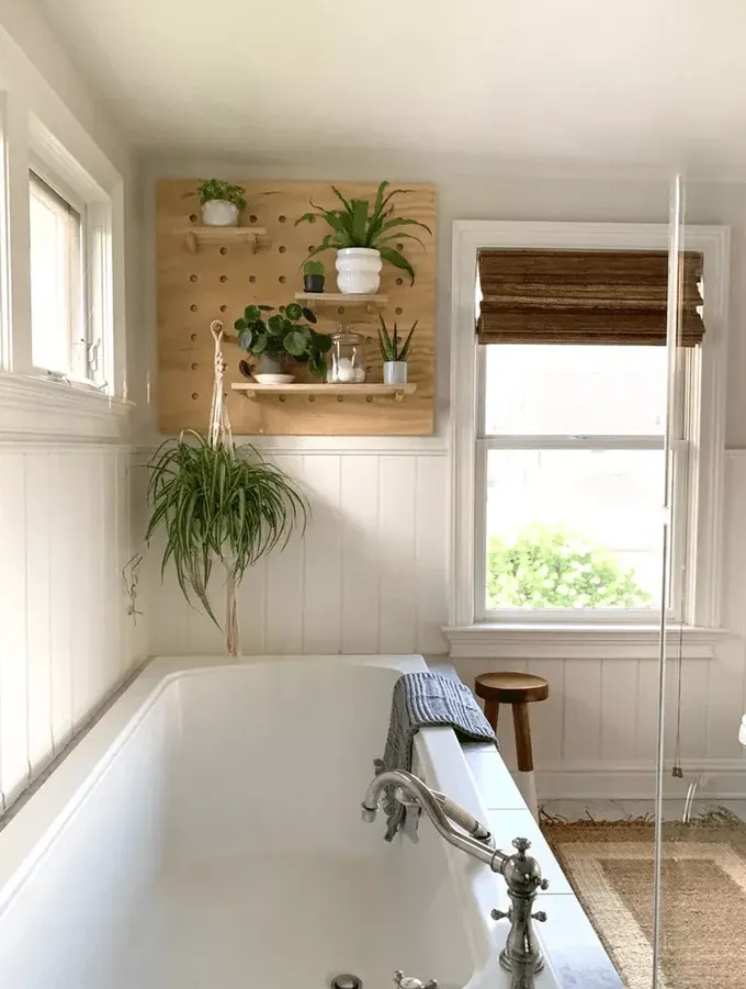 Kır evi tarzı bu banyo, jüt halı, tonlar ve bitkili kontrplak pegboard ile daha sıcak hale getirilmiş.