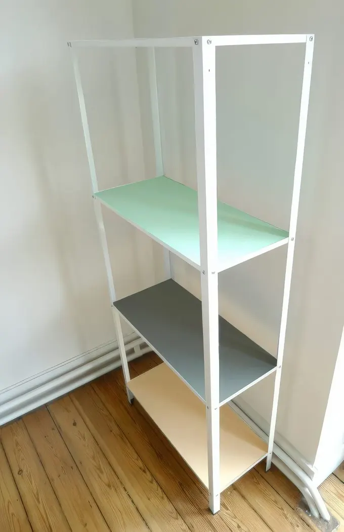 Ten rengi, gri ve nane yeşiliyle boyanmış IKEA Hyllis rafı, cesur ve eğlenceli bir tasarım.