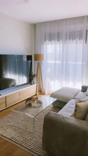 Bu küçük, modern TV alanı dar bir mekan için mükemmel bir çözüm ve oturma odasının çoğu işlevini karşılar.
