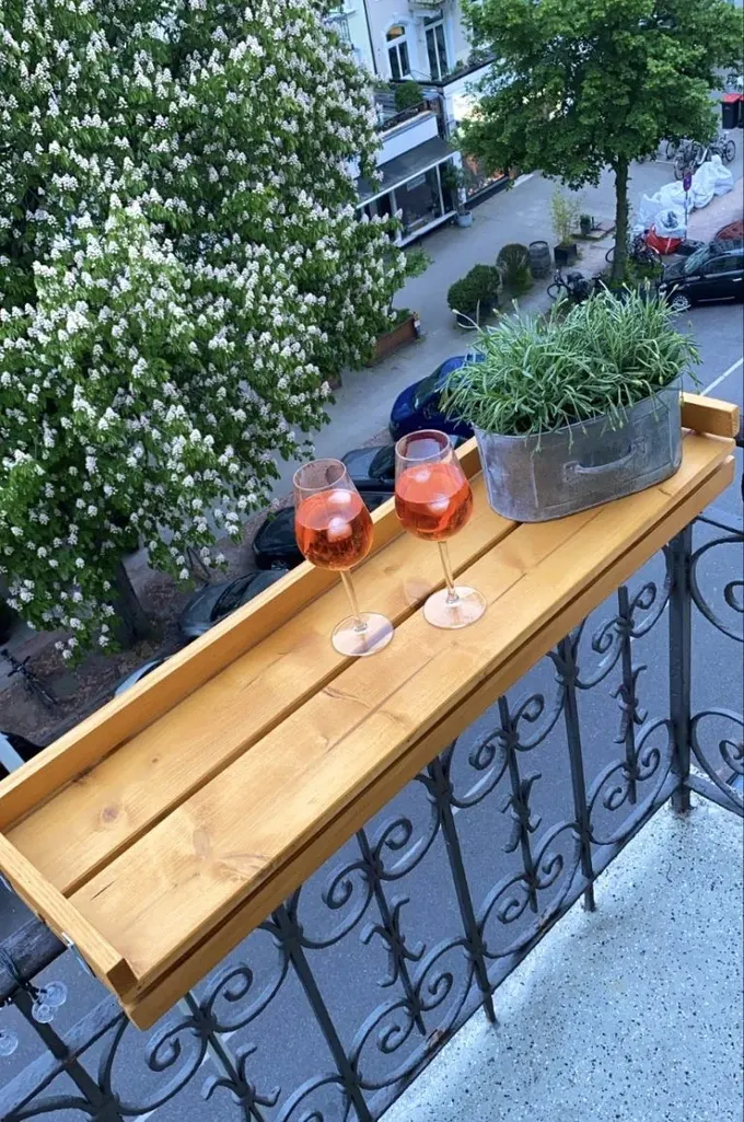 Yiyecek ve içecek servisi için korkuluğa bağlı bir bar tezgahı yapıldı.