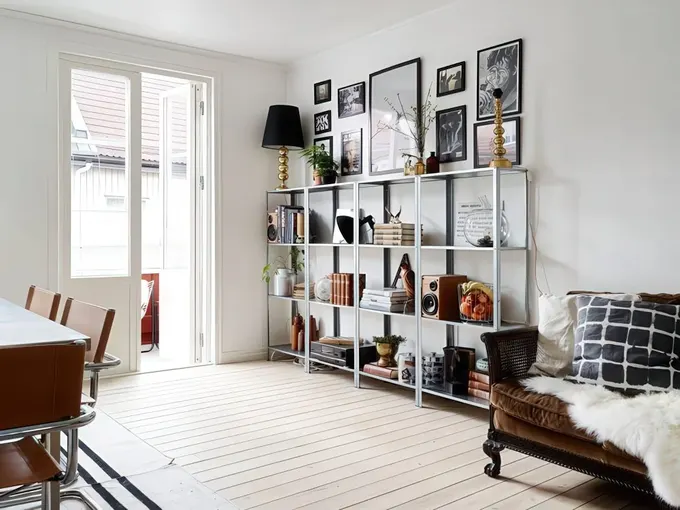 IKEA Hyllis kitaplar, fotoğraflar, tablolar, lambalar ve çeşitli eşyalarla dolu.