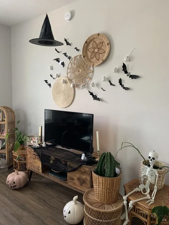 Duvarı hayaletler ve yarasalarla süsleyin, bir şapka asın ve jack-o-lantern’lar yerleştirin.