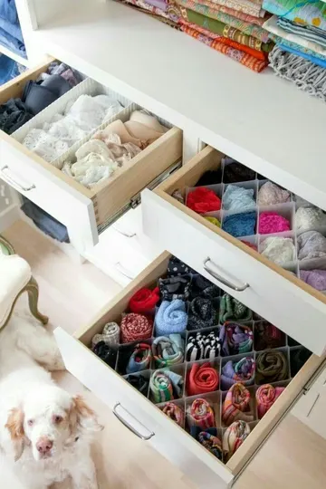Bu iç çamaşırı çekmeceleri çeşitli düzenleyicilerle donatılmıştır ve çok iyi organize etmeye olanak verir.