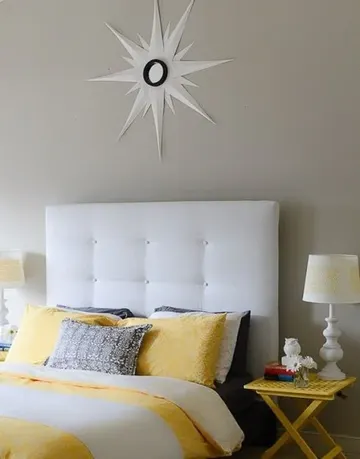 IKEA Malm rafı kullanarak şık bir kapitone yatak başlığı yapın. Dekorunuza uyacak bir kumaş seçin.