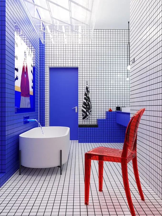 Modern ve çok cesur banyo, beyaz ve kobalt mavisi fayanslar, uyumlu kapı, cesur kırmızı sandalye gösteriyor.