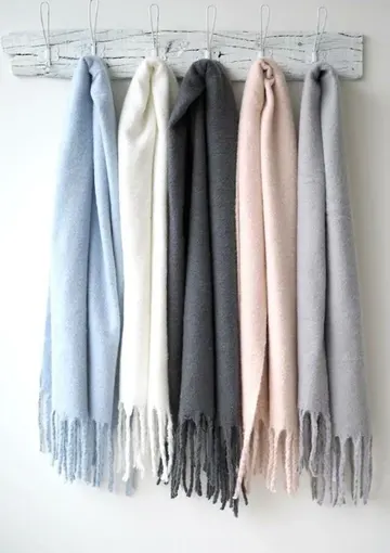 Beyaz antik görünümlü bu shabby chic askılık, kancalarla yapılmış ve atkılar rahatça asılıyor.