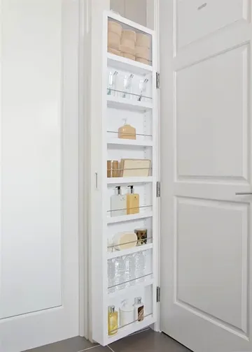Uzun ve çok ince bu raf, duvarlarla bütünleşerek hafif ve beyaz banyolar için mükemmel bir seçenek sunuyor.