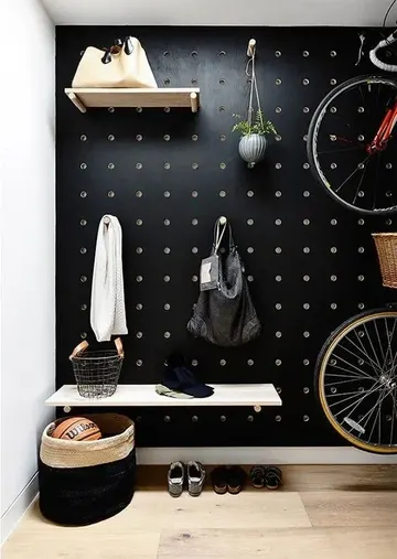Bu siyah pegboard duvar, eşyaların öne çıkmasını sağlıyor ve mekânın stilini yükseltiyor.