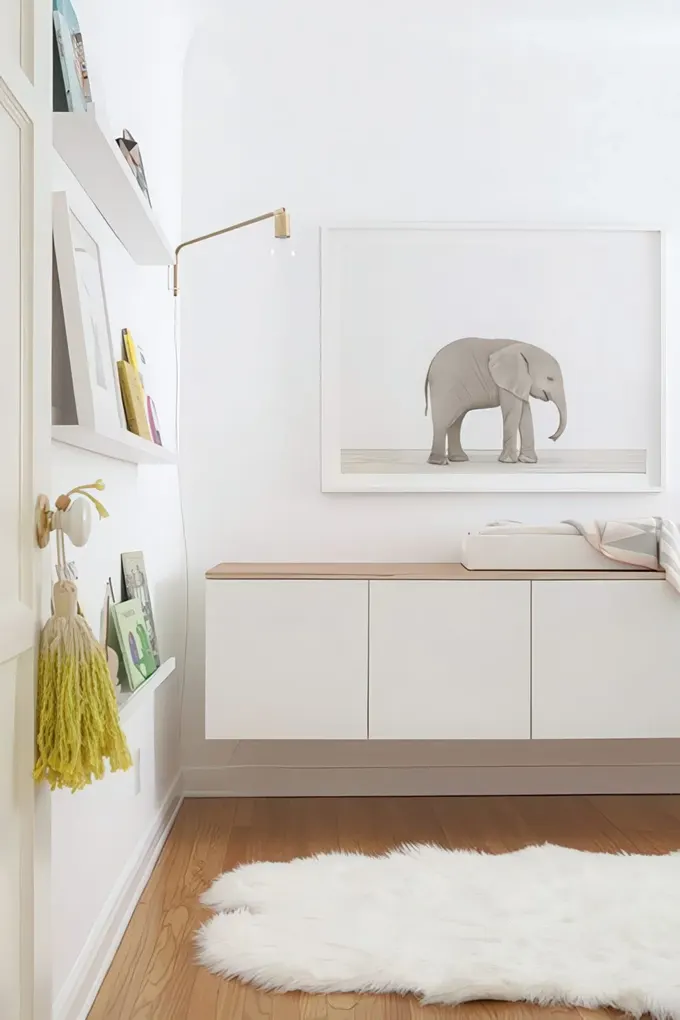 Ahşap üst tablalı asma IKEA Besta ünitesi.