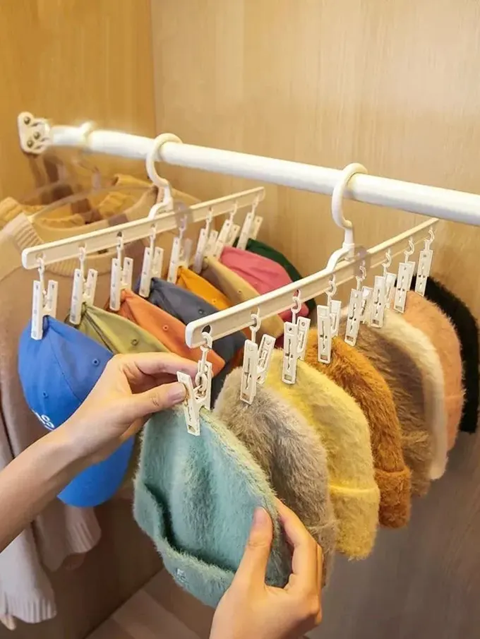 Mandallı plastik askılar, bere ve şapka dahil birçok eşyayı asmak için uygundur.