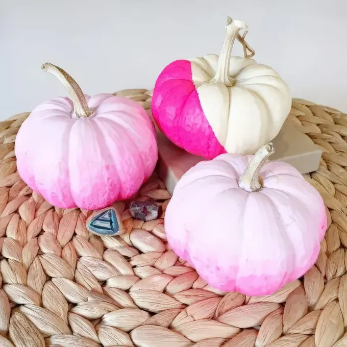 Pembe tonlarında yapılmış degradeli ve renk bloklu kabaklar, pembe temalı Halloween dekoru için harika.