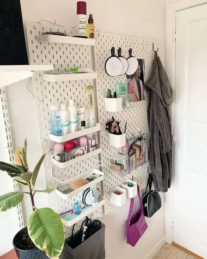 Kapının arkasına birkaç pegboard takarak bu alanı değerlendirin ve ihtiyacınız kadar eşyayı burada saklayın.