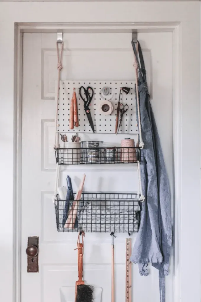 Pegboard, tel raflar ve ip kullanarak bu düzenleyiciyi kendiniz yapabilirsiniz.