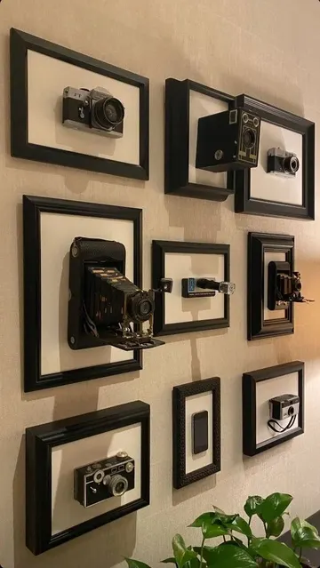 Siyah çerçeveli vintage kameralardan oluşan bu özel galeri duvarı benzersiz bir sanat eseridir.