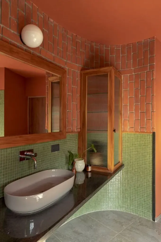 Terra cotta tuğla ve yeşil fayansı bir araya getirerek parlak ve toprak tonlarında güzel bir görünüm elde edin; zengin renk tonları harika bir dokunuş olur.