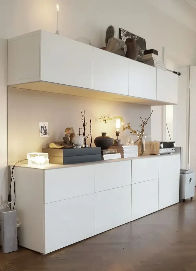 Mutfak havası veren IKEA Besta saklama alanı.