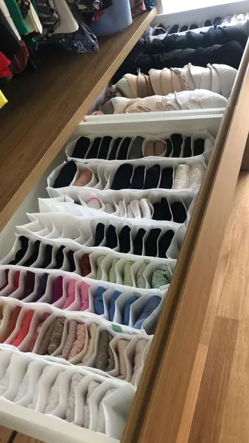 Külotlar organizatörlerle saklanıyor, sütyenler ise sadece çekmecede yerleştirilmiş.