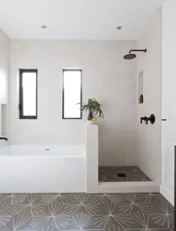 Nötr banyo, mozaik zemin ve nötr duvar fayansları, duş ve küveti ayıran pony duvarlı duş alanı.