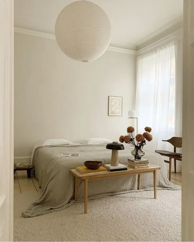 Burada minimalizm, lekeli mobilyalar ve cesur dekorlarla modern tarzla buluşuyor.