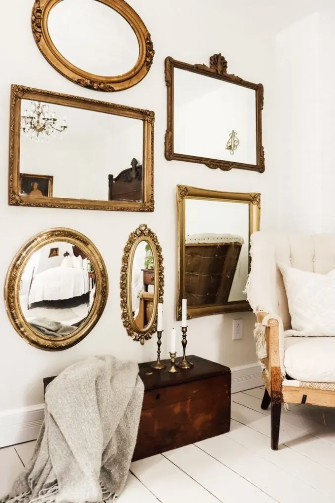 Ayna galerisi, vintage veya eskitme şık bir alan için mükemmel çözüm; ikisi bir arada çok uyumlu.